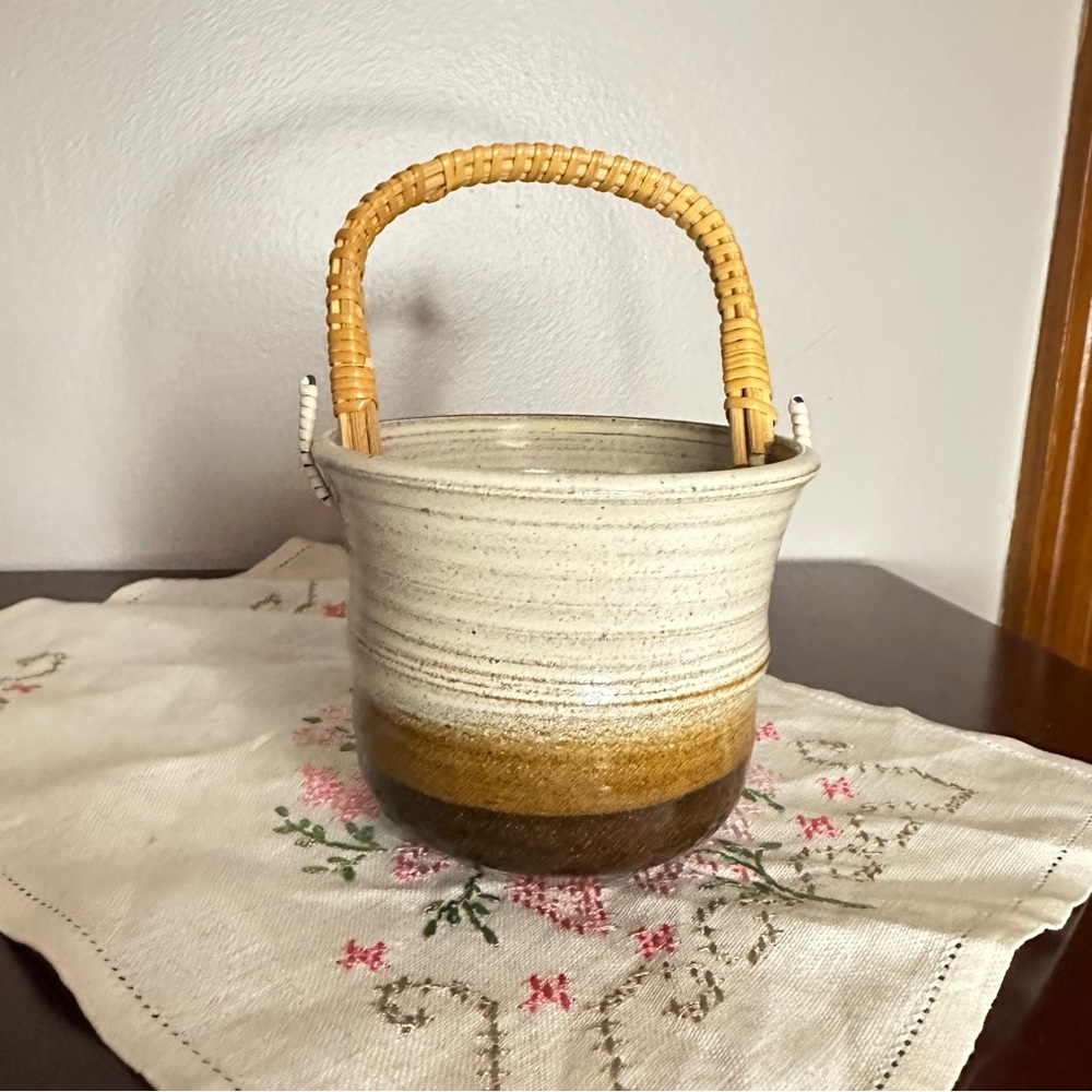 Vintage Hand-Thrown Pottery Basket with Rattan Handle – Brown and Cream